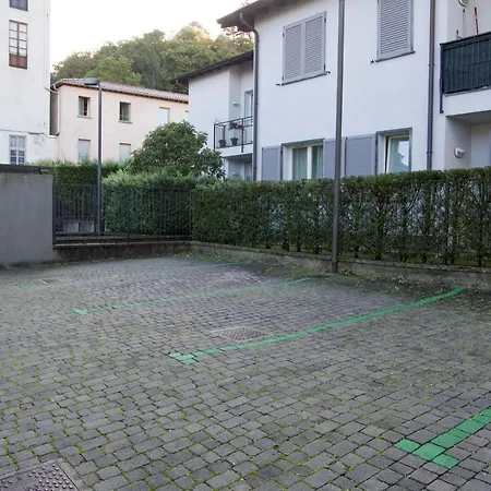 Con Giardino E Parcheggio Privato شقة